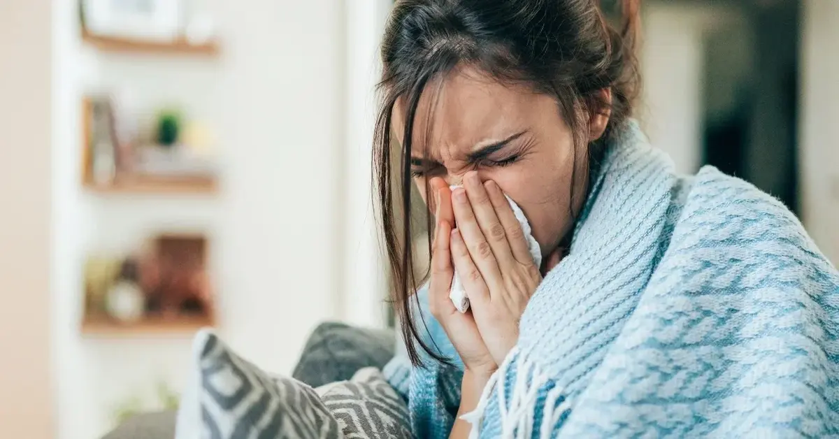 Przeziębiona kobieta ze słabą odpornością.