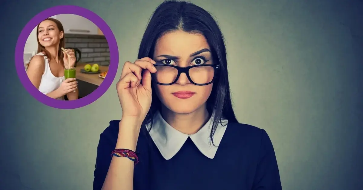 Jedna kobiet krzywi się bo nie wierzy w detoks, druga planuje wypić zielony koktajl.