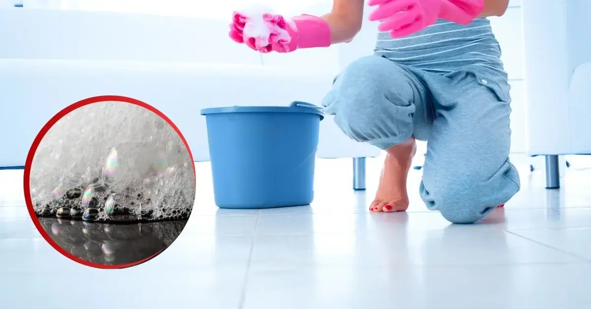 Widać nogi sprzątającej kobiety, wyciska ścierkę do wiadra. Zbliżenie na pianę z sody i octu.