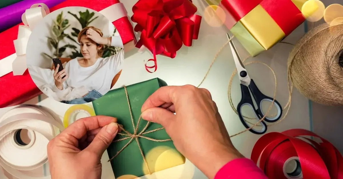 Kobieta szuka w telefonie informacji jak zapakować prezent.