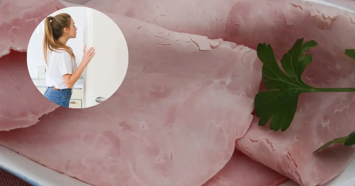 Kobieta w lodówce szuka majonezu do marynaty do szynki.