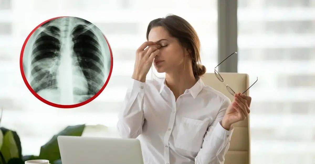 Zmęczona kobieta z zapalniem płuc pracuje przy komputerze. Zdjęcie prześwietlenia płuc.