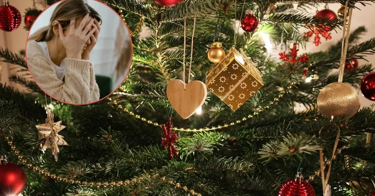 Kobieta przy choince jest smutna, bo wszyscy ją pytają o to, kiedy będzie mieć dzieci.