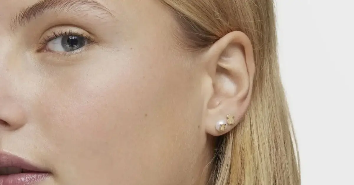 Kobieta blond włosy z kolczykami