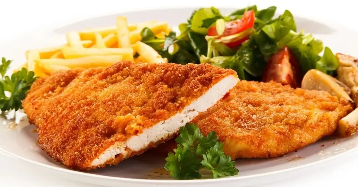 Kotlet z piersi kurczaka z frytkami.
