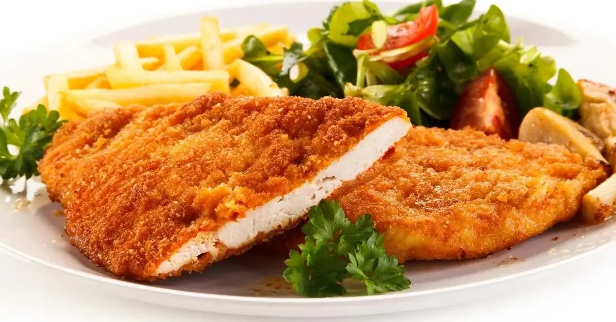Kotlet z piersi kurczaka z frytkami.