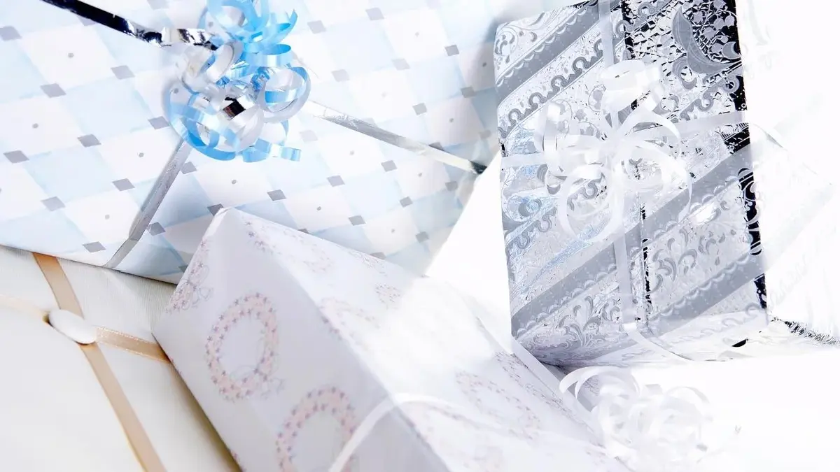 Kreatywne prezenty na ślub w niebieskich pudełkach.