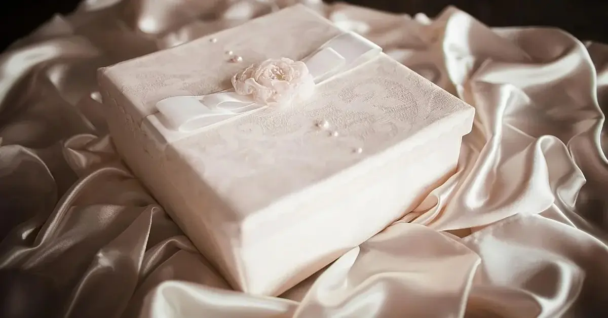 Kreatywny prezent na ślub w białym pudełku.