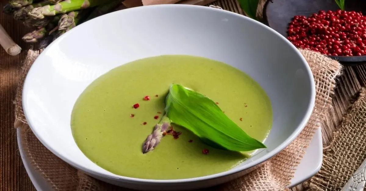Główne zdjęcie - Wegański krem szparagowy. Lekka zupa nie tylko dla miłośników kuchni roślinnej