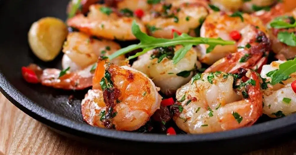 Krewetki przyrządzone z czosnkiem i cytryną.