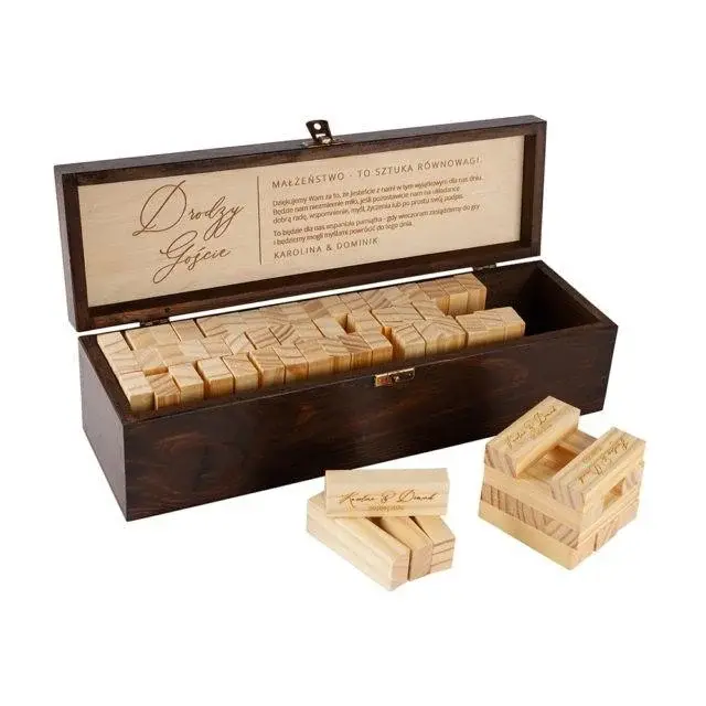 Drewniana gra jenga w ozdobnym pudełku jako wyjątkowa pamiątka z okazji ślubu