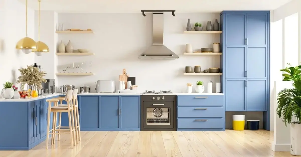Biała kuchnia z niebieskimi szafkami
