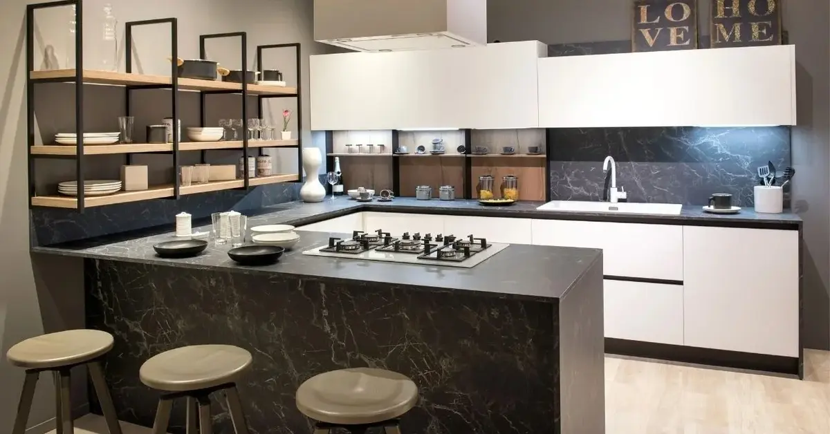 Biało-czarna kuchnia z marmurową wyspą kuchenną i drewnianymi półkami na ścianie