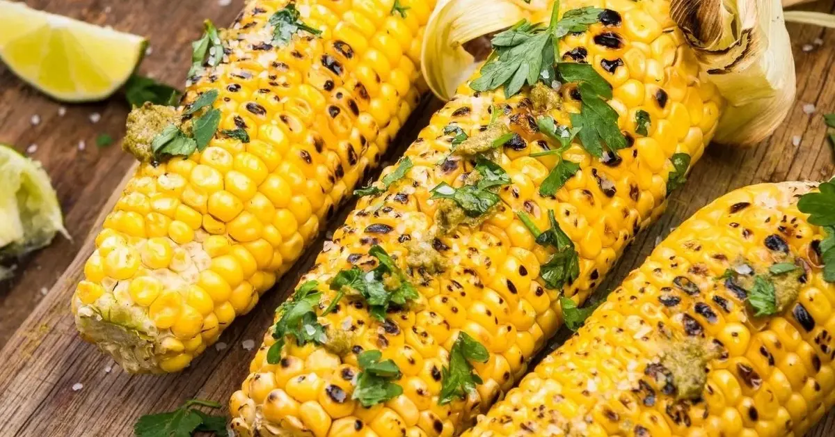 Główne zdjęcie - Kukurydza z grilla - klasyczna, ziołowa i na ostro. Jak przyrządzić, by poczuć smak dzieciństwa?