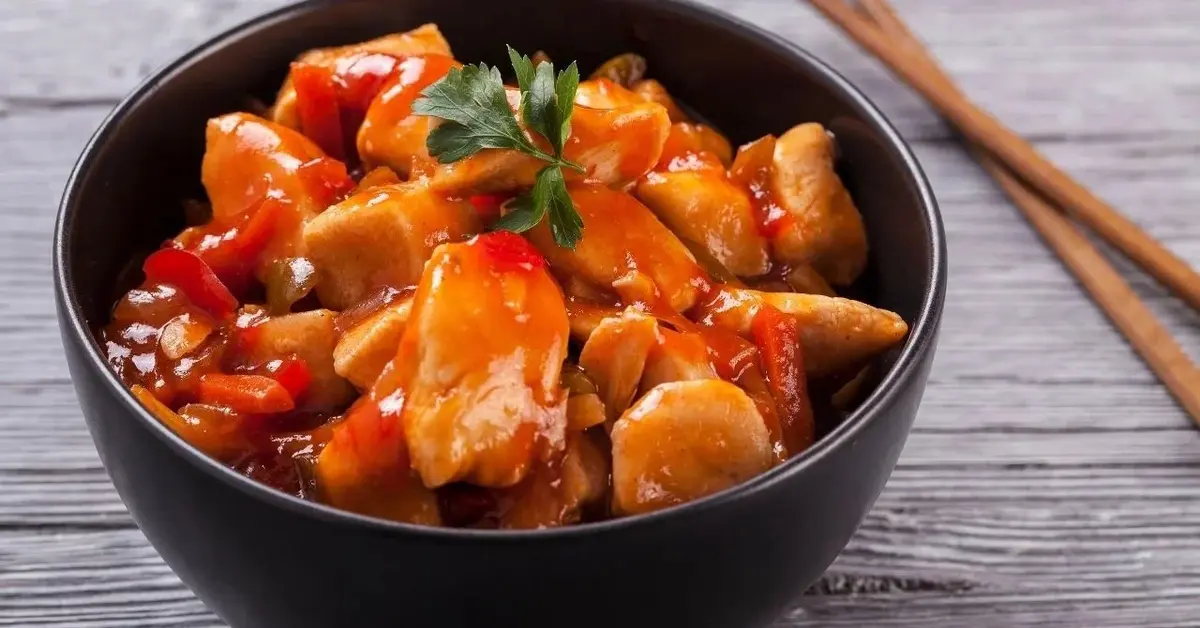 kurczak po seczuańsku z orzechami nerkowca w czarnej misce