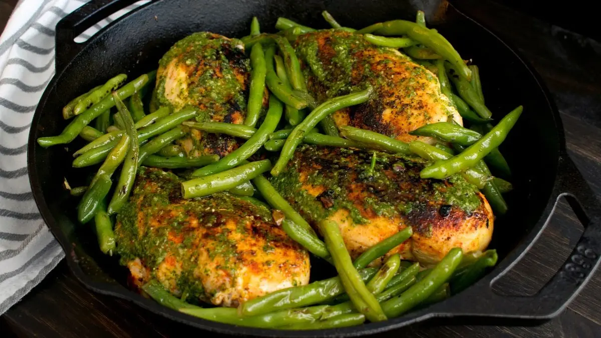 Na gorącym żeliwnym woku pyszny kurczak z zieloną fasolką w stylu azjatyckim