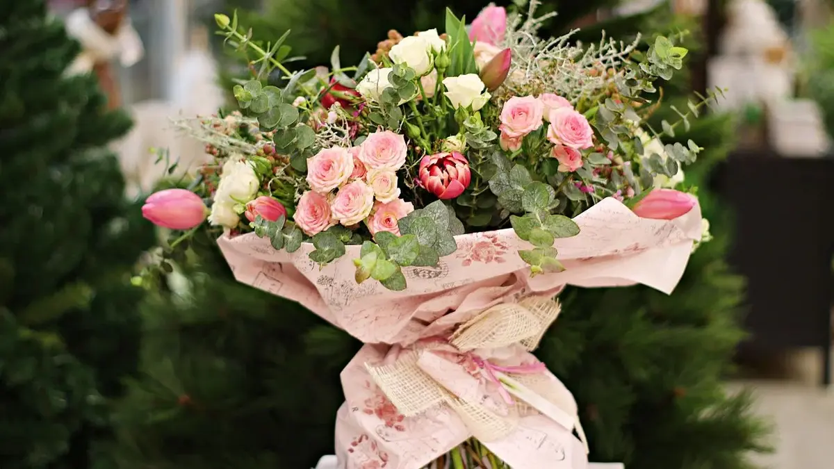 bukiet różowych kwiatów w folii