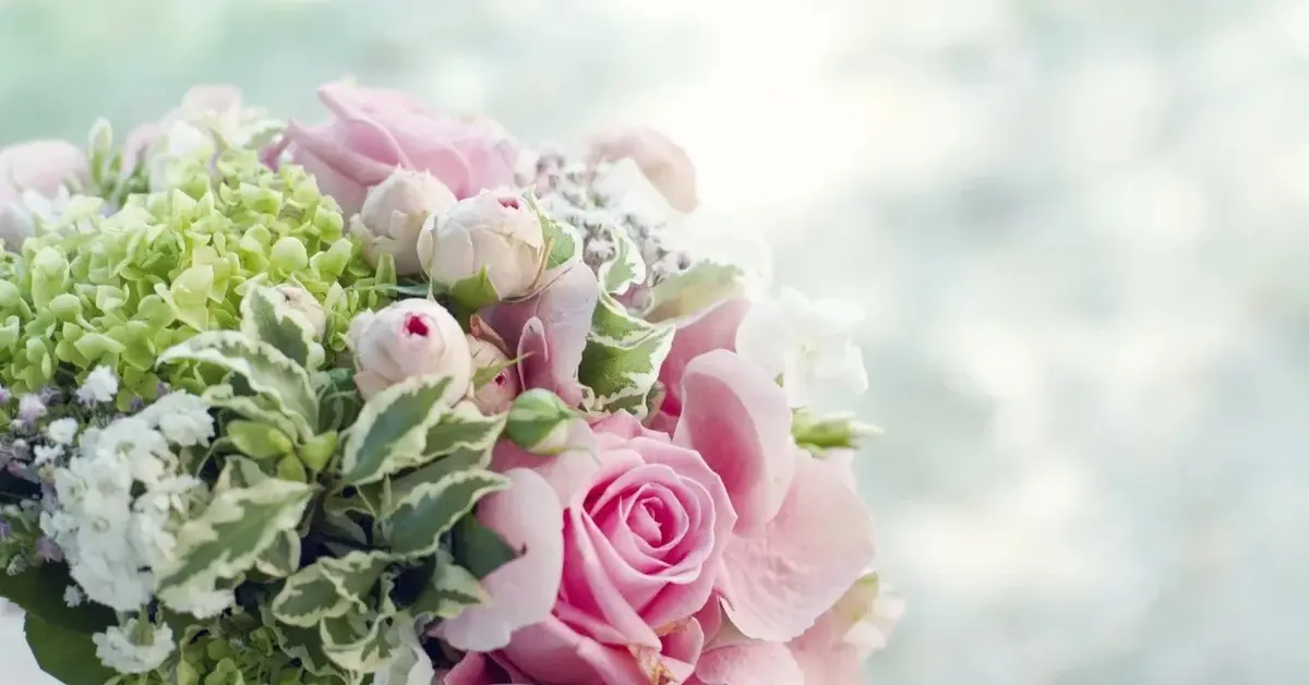 Bukiet kolorowych kwiatów na dzień kobiet.