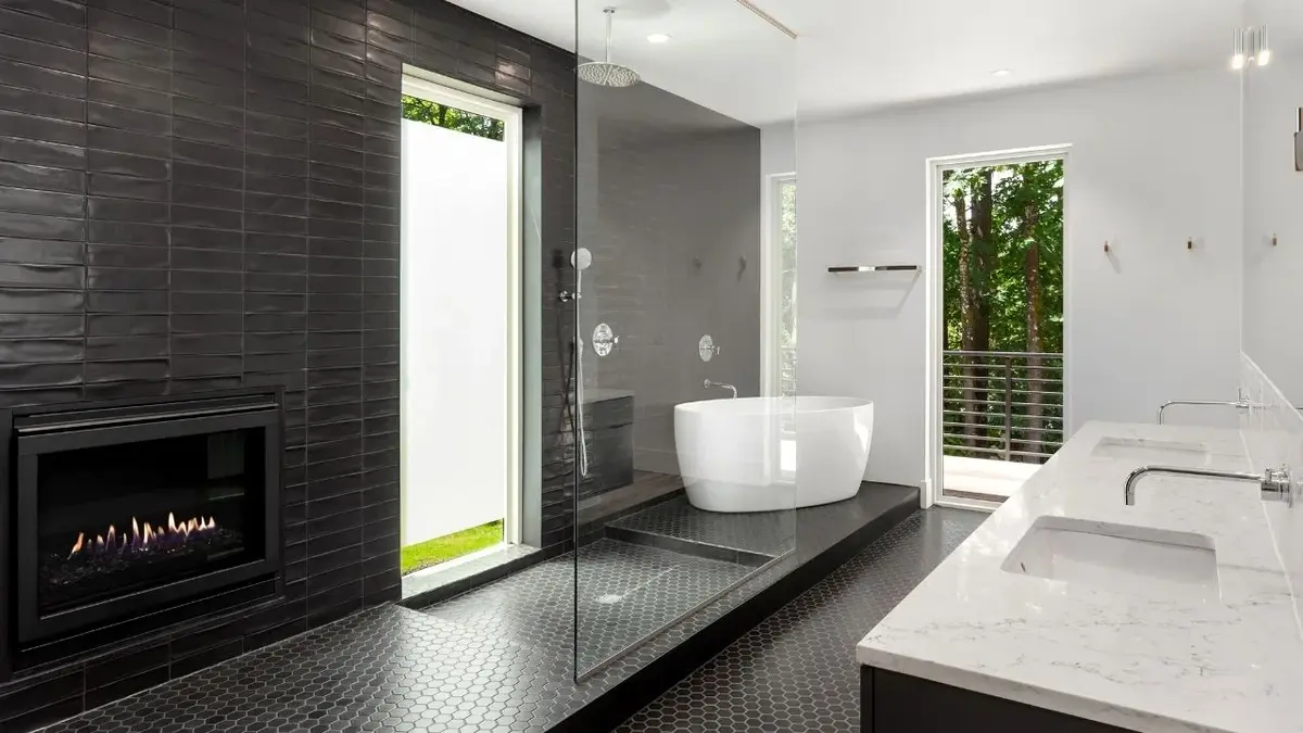Czarno-biała łazienka z kabiną prysznicową typu walk-in