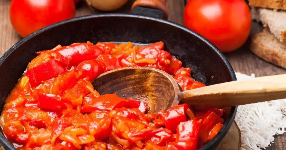 Leczo do słoika na zimę na patelni, mieszane łyżką.