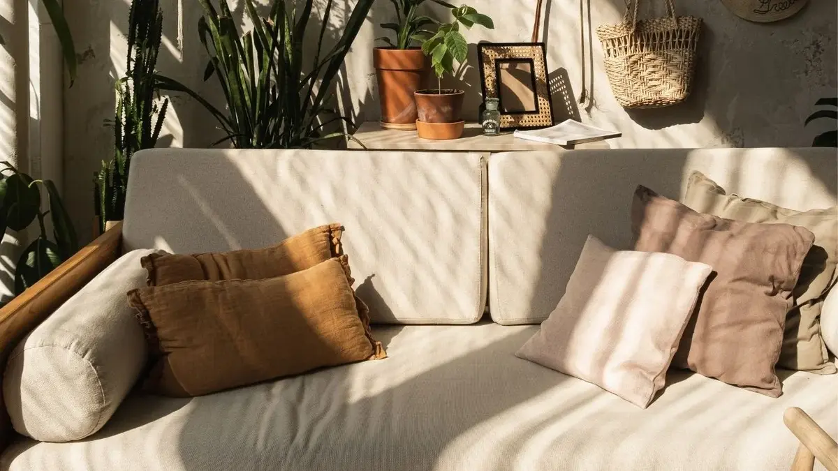 Brązowe lniane poduszki na szarej kanapie