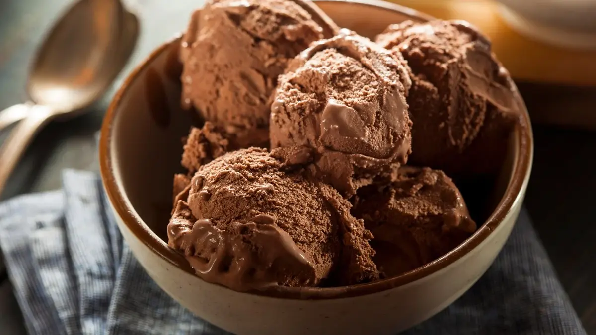 kulki lodów czekoladowych w misce