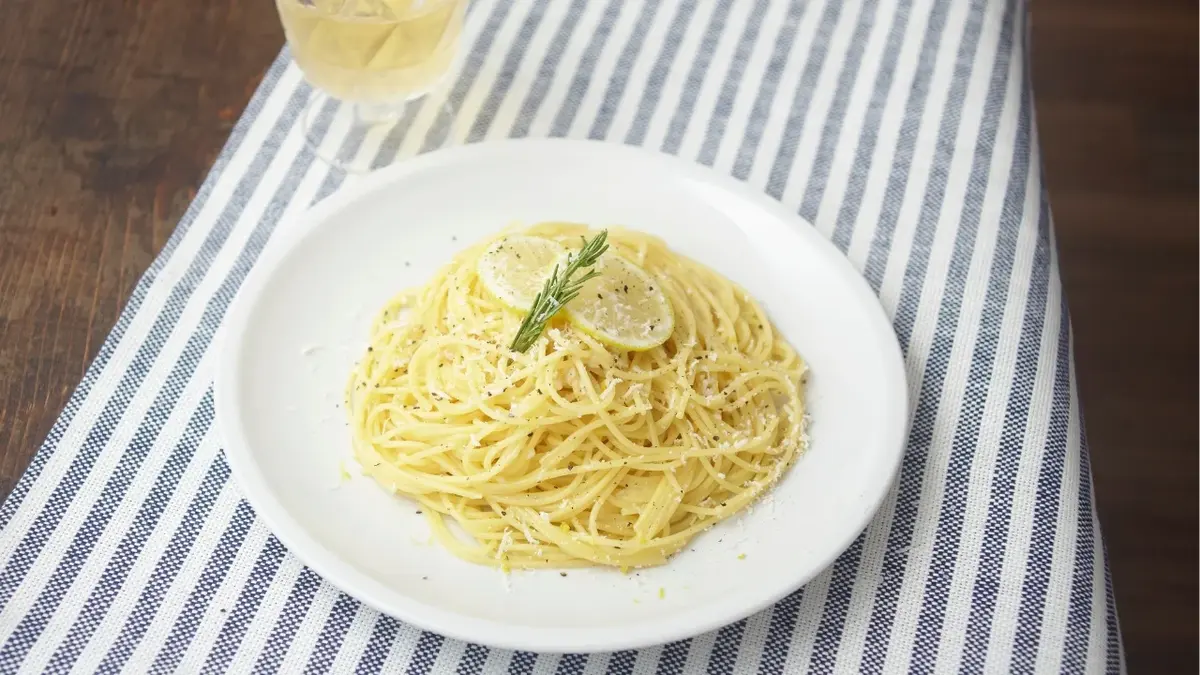 cytrynowe spaghetti na talerzu