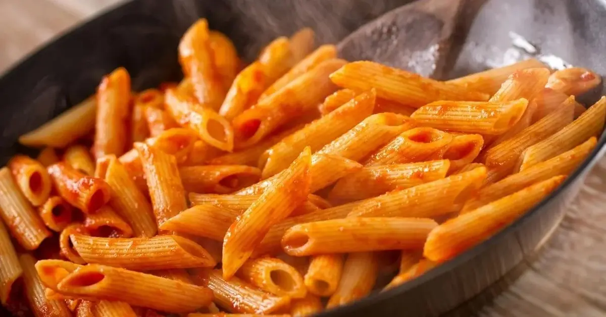 Makaron na patelni w sosie pomidorowym.