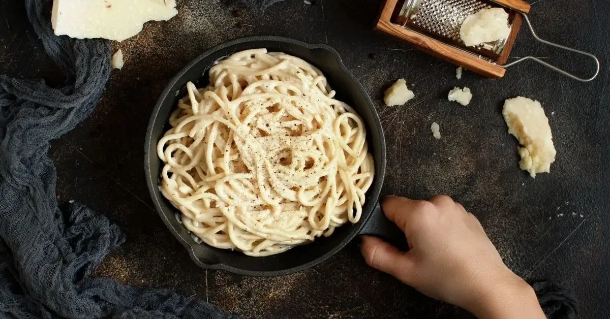 makaron z pieprzem i serem w czarnej miseczce