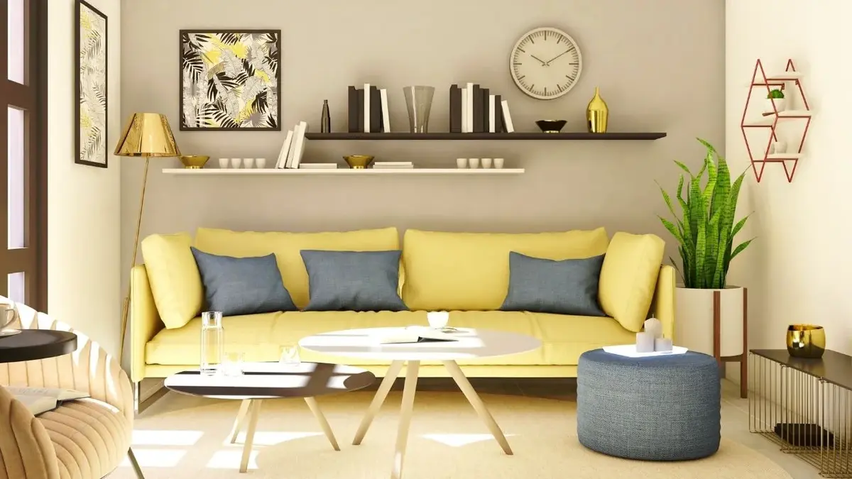 Mały salon z żółtą kanapą pod ścianą z półkami