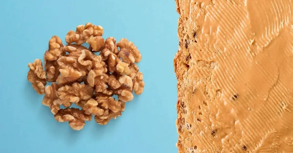 orzechy włoskie i kanapka z masłem z orzechów włoskich