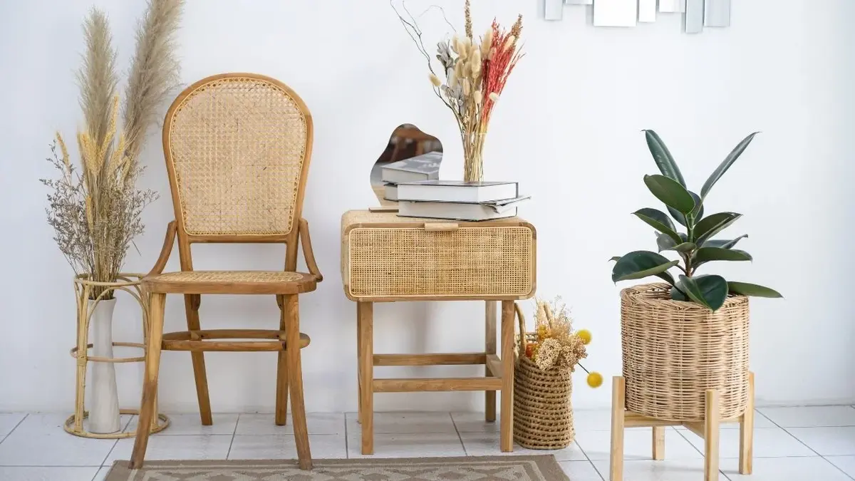 Meble w stylu boho - krzesło, stolik, donica z rattanową plecionką