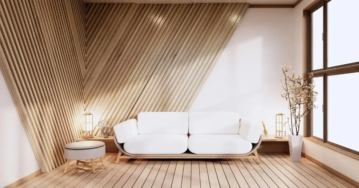 Jasny salon z dużym oknem oraz sofa i dekoracją ścienną z litego drewna