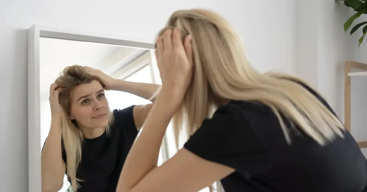  zdezorientowana kobieta patrząca w lustro