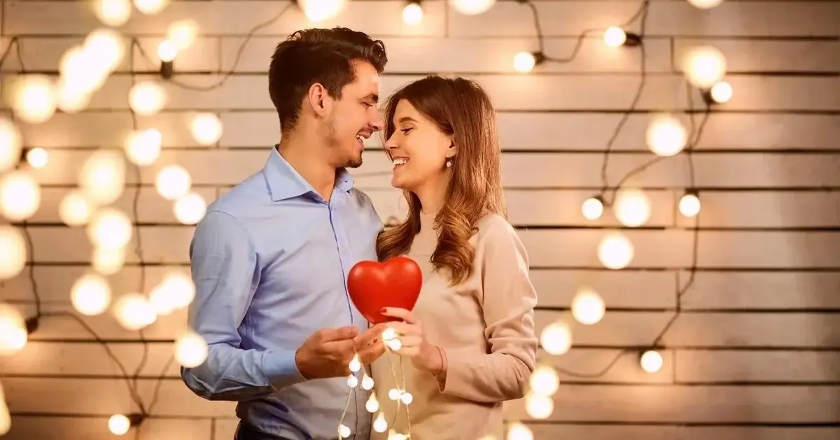 Mężczyzna daje kobiecie prezent na walentynki - serce.