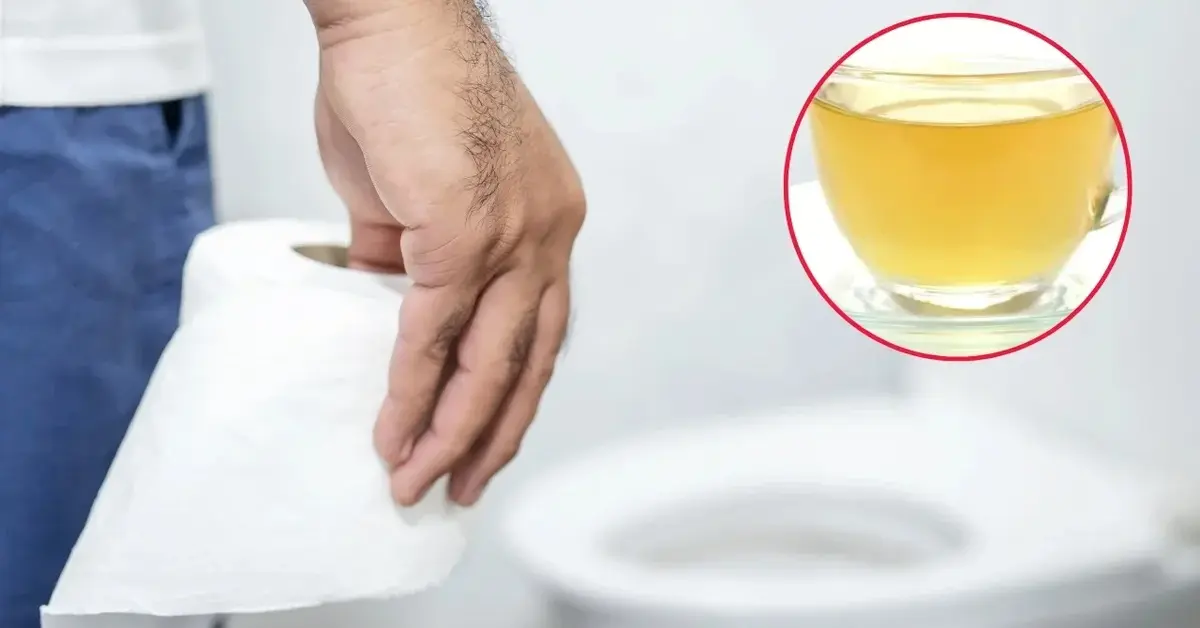 Mężczyzna ma rozwolnienie i idzie do toalety. Widać zdjęcie domowej herbaty na biegunkę.