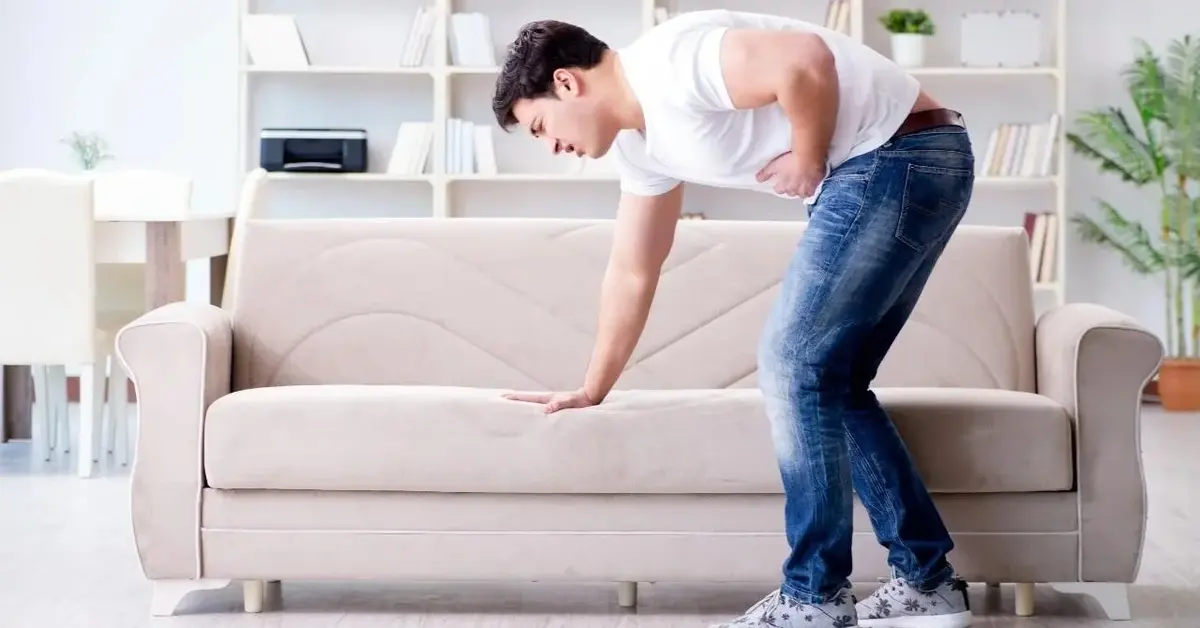 Mężczyzna jest zgięty w pół, bo ma kołatanie serca.