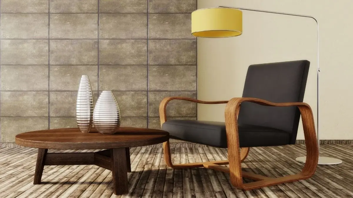 Szary fotel, drewniany stolik z wazonami i żółta lampa w stylu mid-cenury modern