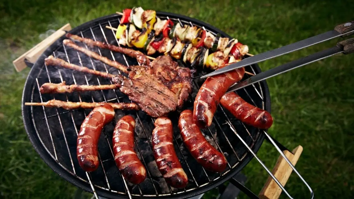 Mięso, kiełbasa i szaszłyki na grillu