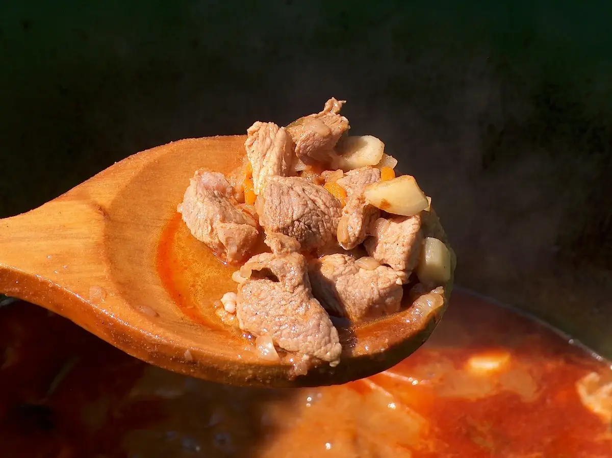 Przygotowanie gulaszu transylwańskiego - mięso w czasie duszenia