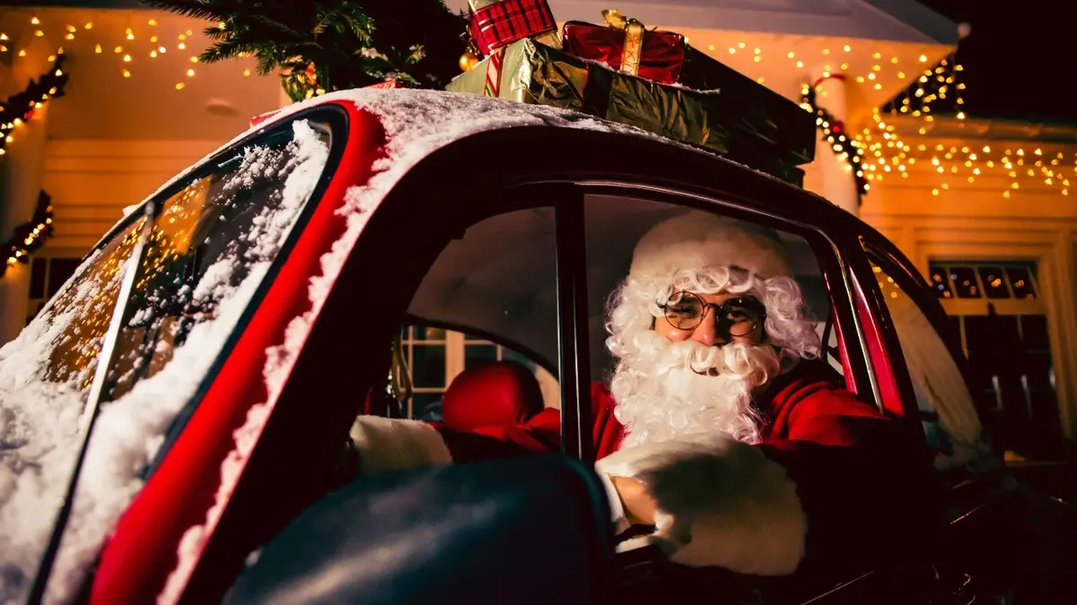 Mikołaj planuje składać życzenia i jedzie autem.