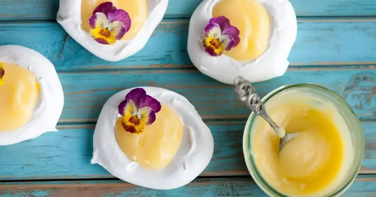 Główne zdjęcie - Beza na Wielkanoc, czyli mini pavlova z kremem cytrynowym lemon curd. Musisz spróbować!