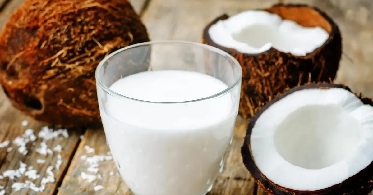mleko kokosowe w sloiku, połówki kokosa
