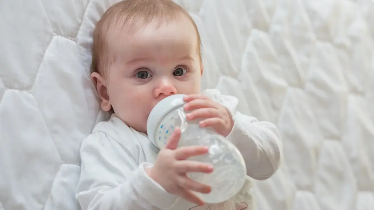 mleko modyfikowane niemowlę pije z butelki