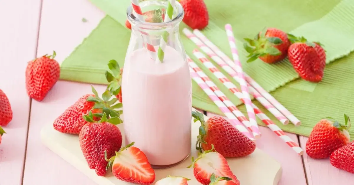 Główne zdjęcie - Domowe mleko truskawkowe: zdrowa alternatywa dla gotowych napojów