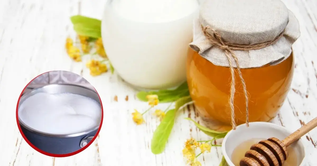 Mleko z miodem i czosnkiem z w rondelku.