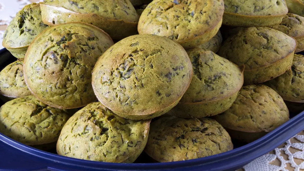 muffinki ze szpinakiem zielone w niebieskiej misce