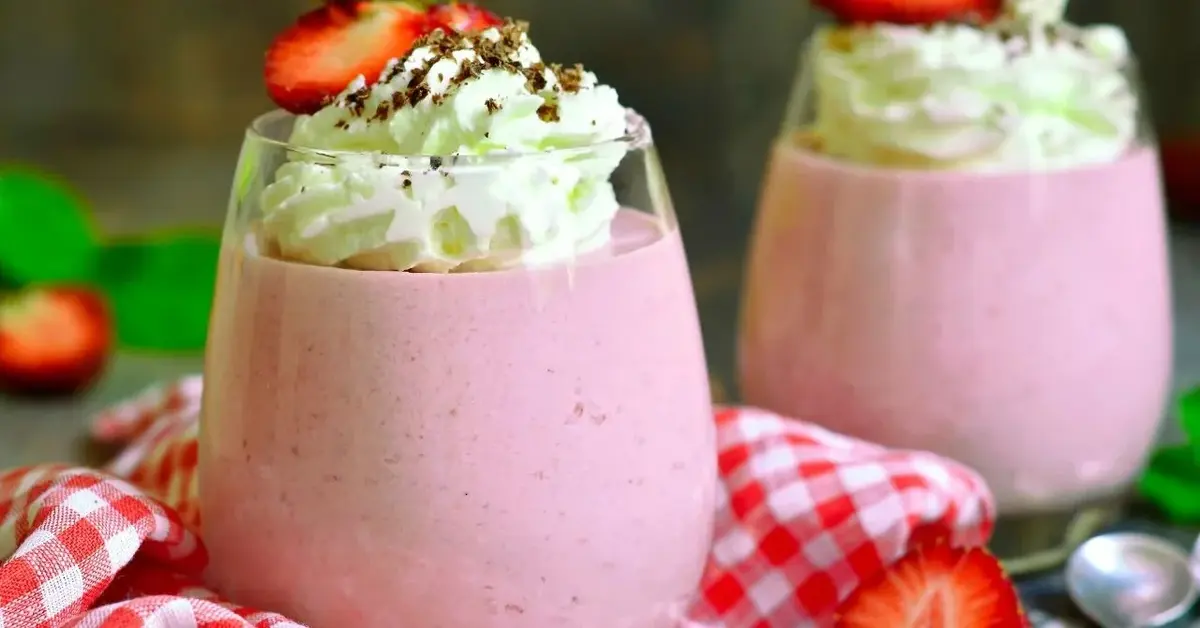 Pucharki z musem truskawkowym udekorowanym bitą śmietaną, świeżymi owocami i czekoladą