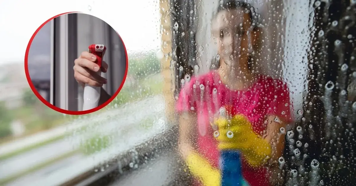 Kobieta w rękawiczkach myje okna po zimie. Zdjęcie spryskiwacza do szyb.