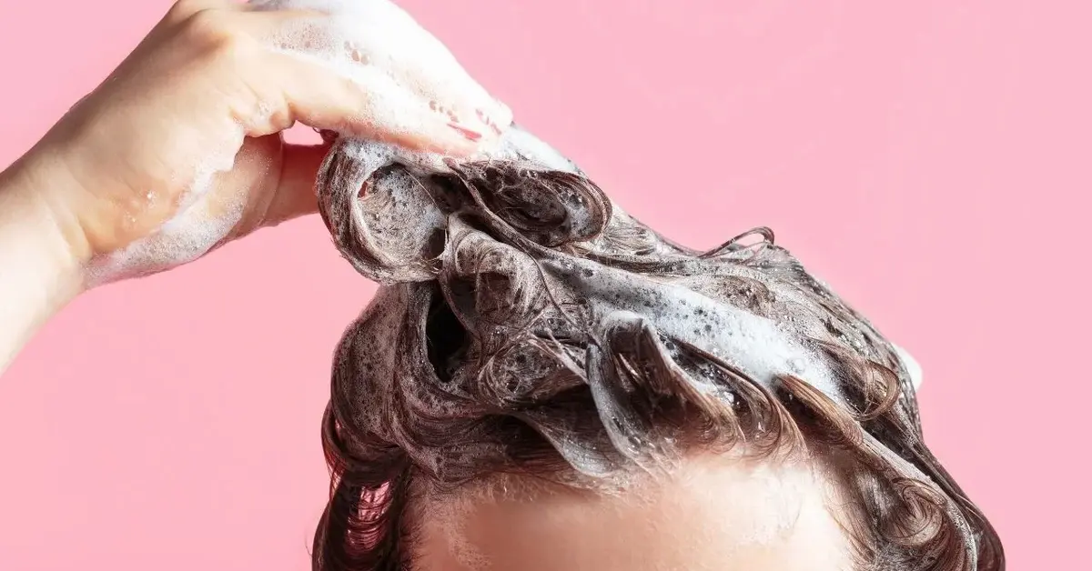 Mycie włosów naturalnym szamponem